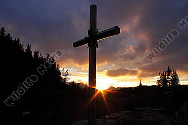 Sonnenuntergang mit Gipfelkreuz