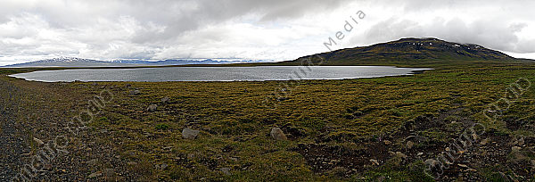 Hochland mit Bergsee bei Lundur Panorama