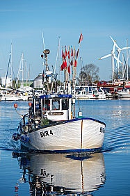 Fischkutter bei der Einfahrt in den Hafen/Ostsee