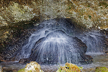 Grotte mit Wasser