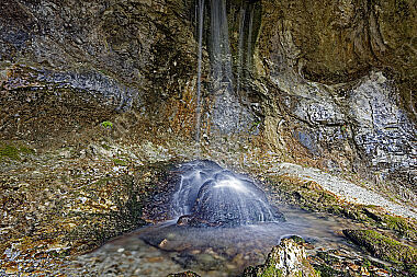 Grotte mit Wasser