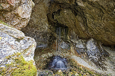 Grotte mit Wasser